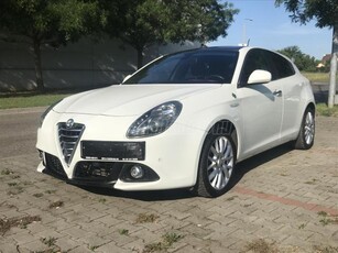 ALFA ROMEO GIULIETTA 1.6 JTDM-2 Distinctive Facelift! Navi! Üvegtető! Piros Bőr belső!