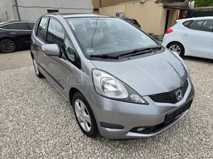 HONDA JAZZ 1.4 Elegance 145000 KM JÉGHIDEG KLIMA VEZETETT SZERVIZKÖNYV 2 KULCS ALUFELNI TÜKÖRBEHAJTÁS