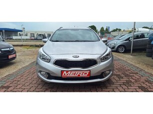 KIA CEE'D SW 1.6 GDI LX Navi. 6sebesség .szervízkönyv