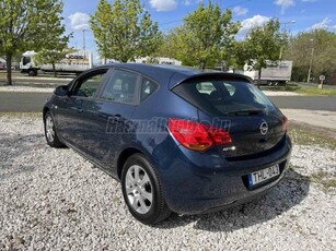 OPEL ASTRA J 1.6 Selection Szép állapotban. Extrás