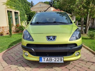 PEUGEOT 1007 1.6 Sporty Vezetett szervizkönyv. kevés km. panoráma tető!