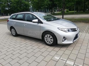 TOYOTA AURIS Touring Sports 1.33 Live Magyarországi. szervizkönyv. egy tulaj