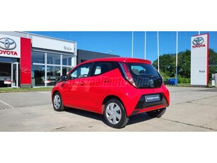 TOYOTA AYGO 1.0 x-play+touch +GYÁRI NAVI 1. TULAJ. VEZETETT SZERVIZKÖNYV. MAGYARORSZÁGI