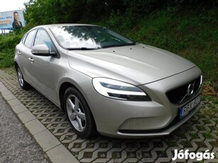 Volvo V40 2.0 D [D2] Momentum Vezetett szervizk...