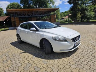 VOLVO V40 2.0 D [D3] Momentum Geartronic