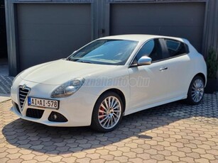 ALFA ROMEO GIULIETTA 2.0 JTDM-2 Distinctive GYÖNYÖRŰ KRISTÁLYFEHÉR.BŐRBELSŐ.DIGKLÍMA.ALU.ESŐ-FÉNYAUT.ÚJ KETTŐSTÖMEGŰ+KUPLUNG