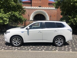 MITSUBISHI OUTLANDER 2.0 PHEV Instyle Navi 4WD CVT TETŐ.BŐR. NAVI