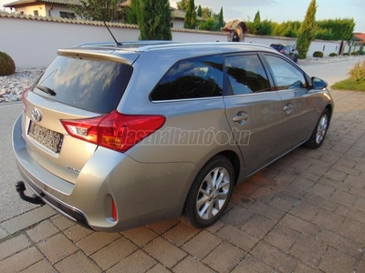 TOYOTA AURIS 1.6 Style NAVI VONÓHOROG PANORÁMA TETŐ DIGIT KLÍMA