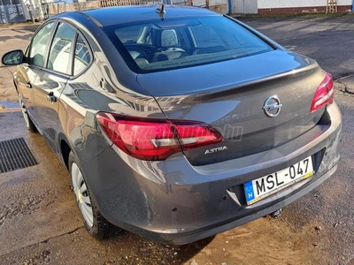 OPEL ASTRA J Sedan 1.6 Active