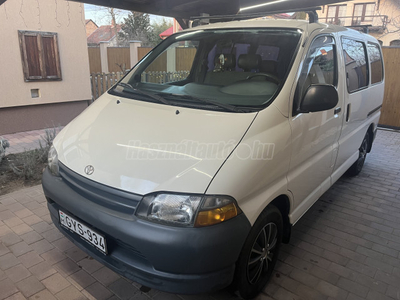 TOYOTA HI-ACE Hiace 2.4 D Glass Van