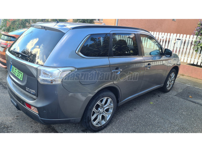 MITSUBISHI OUTLANDER 2.0 PHEV Instyle Navi 4WD CVT