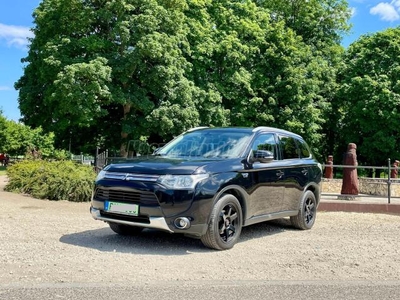 MITSUBISHI OUTLANDER 2.0 PHEV Instyle Navi 4WD CVT EU6 x-Line