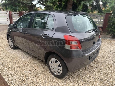 TOYOTA YARIS 1.0 LIFE klíma. szervizkönyv. 8 kerék. megkímélt