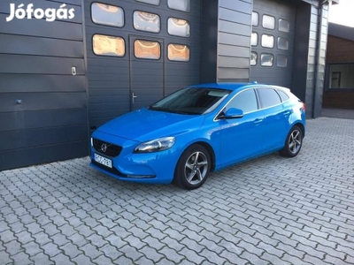 Volvo V40 1.6 T2 Momentum Szervizkönyv /Multiko...