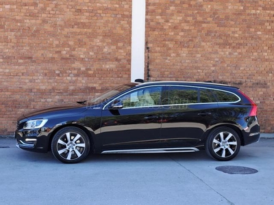 VOLVO V60 2.4 D [D6] PHEV AWD Summum Geartronic TÁVTARTÓ-TWIN ENGINE-NAPTETŐ-4DB ÜLÉSFŰT-HOLTTÉR-SÁVVÁLTÓ-ÁLLÓFŰT-KOCCANÁSGÁTLÓ