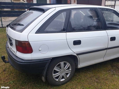 Garázsban tartott Opel Astra 1,4