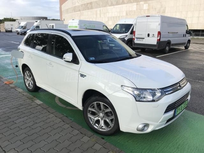 MITSUBISHI OUTLANDER 2.0 PHEV Instyle Navi 4WD CVT akku cserélve. vonóhorog. szép állapot. végig vezetett szervízkönyv