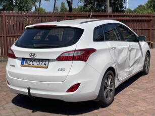 HYUNDAI I30 CW 1.6 GDi ISG Style Magasan felszerelt. vezetett szervízkönyves. Jobb oldali 2 ajtó sérült