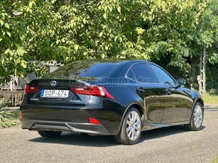 LEXUS IS 300h Elegance CVT Garancia . Vezetett szervizmúlt !