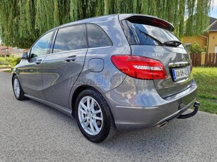 MERCEDES-BENZ B 180 BlueEFFICIENCY ÚJSZERŰ-BÉZS BŐRKÁRPIT-GARANTÁLT KEVÉS KM-GYÁRI ALU-BI-XENON-LIMITED-SZERVIZELT!