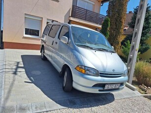 TOYOTA HI-ACE Hiace 2.4 D Glass Van