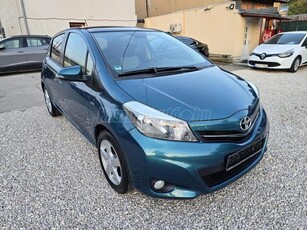 TOYOTA YARIS 1.33 Lounge Skyview PANORÁMATETŐ TOLATÓKAMERA FÉLBŐR ÜLÉSEK DIGITKLIMA SZKÖNYV 2 KULCS + TÉLI SZETT