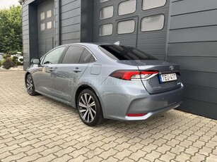 TOYOTA COROLLA Sedan 1.8 Hybrid Comfort Style Tech e-CVT SZERVIZKÖNYV / 27 % ÁFÁS / 1.TULAJ / MAGYARORSZÁG-i / LED / NAVI / ÜLÉSFŰTÉS