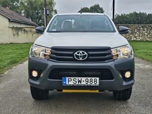 Eladó használt Toyota Hilux - 2.4 D-4D 4x4 D/C Live, 4 ajtó, 6 fokozatú manuális / kézi váltó