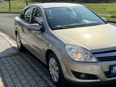 Opel Astra H Sedan 1.6 Essentia Magyarországi.V...