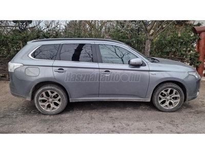 MITSUBISHI OUTLANDER 2.0 PHEV Instyle Navi 4WD CVT