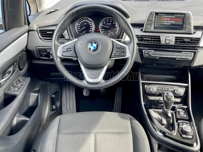 BMW 218i Advantage (7 személyes ) / Mo-i!/ 29eKm!/ 1.Tulaj!/ Vezetett SZK!/ Balesetmentes!/ Szép állapot!