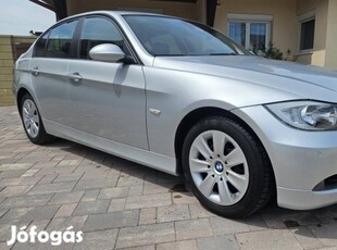 BMW 318i /Csak 109.000KM!/Navi/Bőr/PDC/Napfényt...