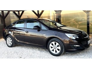 OPEL ASTRA J Sedan 1.6 Enjoy EURO6 MAGYARORSZÁGI. VÉGIG SZERVIZELT. GYÁRI FÉNYEZÉS. KÖNNYŰFÉM KEREKEK. ÜLÉSFŰTÉS