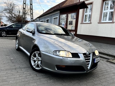 ALFA ROMEO GT 2.0 JTS Distinctive Vezetett Szervizkönyv Megkímélt Állapot