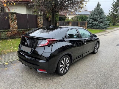 HONDA CIVIC 1.8 Elegance Navi ADAS csomaggal. Sérülésmentesen. Szép állapotban