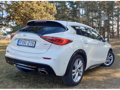 INFINITI Q30 1.6t Luxe MAGYARORSZÁGI 2018/FRISS SZERVIZ/PANORÁMA TETŐ/18 ALU téli-nyári/179LE