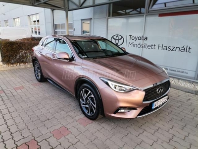 INFINITI Q30 1.6t Premium Tech DCT Mo-i. szervizkönyv. 1 év garancia