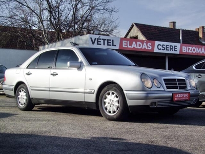 MERCEDES-BENZ E 200 Elegance Rozsdamentes Megkímélt Dokumentált előélet