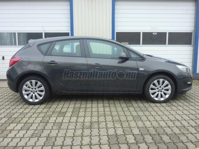 OPEL ASTRA J 1.6 Cosmo EURO6 Parkoló Radar-Ülés Fűtés-Nagy Kijelző-Tempomat-Szerviz könyv!