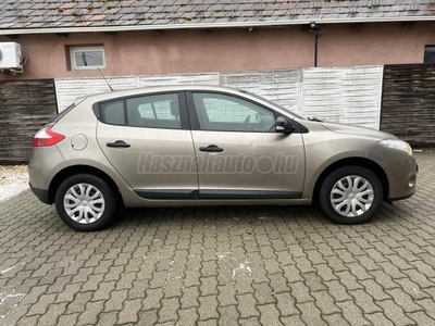 RENAULT MEGANE 1.5 dCi Authentique MAGYAR--134e KM--TEMPOMAT--TÉLI/NYÁRI KERÉK--MULTIMEDIA