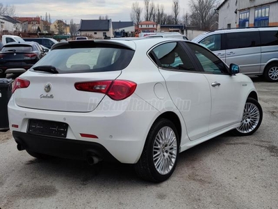 ALFA ROMEO GIULIETTA 2.0 JTDM-2 Distinctive XENON NAVI PANORÁMA BARNA BŐR RADAR ALU TEMPOMAT GARANTÁLT KILOMÉTERFUTÁS