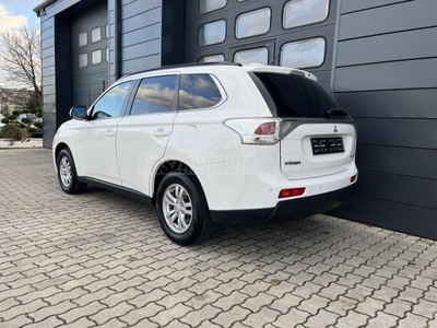 MITSUBISHI OUTLANDER 2.2 DI-D Invite 4WD SZERVIZKÖNYV / KLÍMA / TEMPOMAT / TOLATÓRADAR