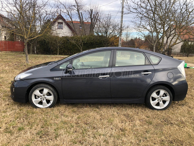 TOYOTA PRIUS PLUG-IN