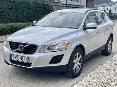 VOLVO XC60 2.4 D [D5] Momentum Geartronic