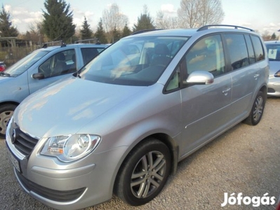 Volkswagen Touran 1.6 Trendline Szervizkönyves