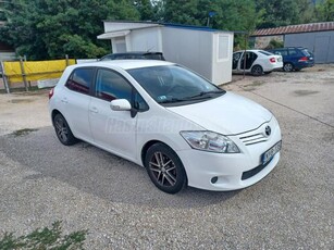 TOYOTA AURIS 1.33 Luna SZERVIZKÖNYV