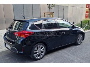 TOYOTA AURIS 1.8 HSD Sol Navi (Automata) vezetett szervízkönyv