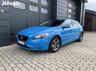 Volvo V40 1.6 T2 Momentum Szervizkönyv / 96ekm...