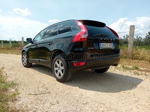 VOLVO XC60 2.4 D [D3] Momentum Geartronic