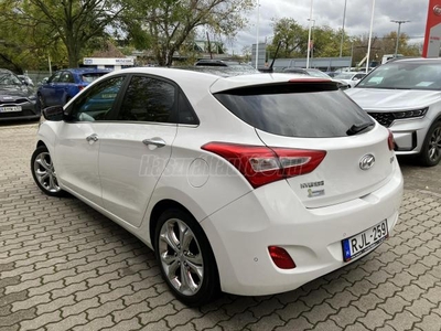 HYUNDAI I30 1.6 GDi Style FIFA EDITION. Szervizkönyv. NAVI. Kamera. Panorámatető